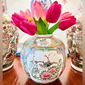 Vintage 1960s Chinese Famille Rose Medallion Vase